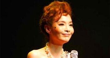 娱乐吃瓜女主持人